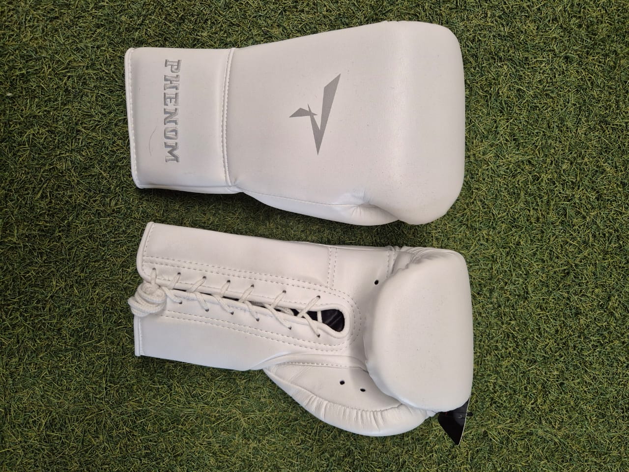 Guantes de boxeo Phenom Elite SG-210 Pro (blanco y negro)