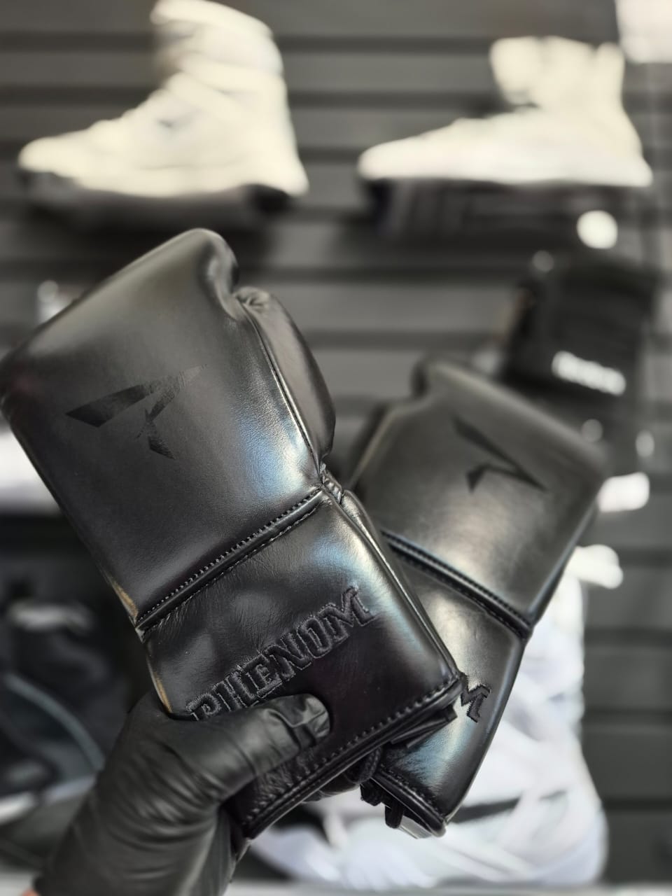 Guantes de boxeo Phenom Elite SG-210 Pro (blanco y negro)